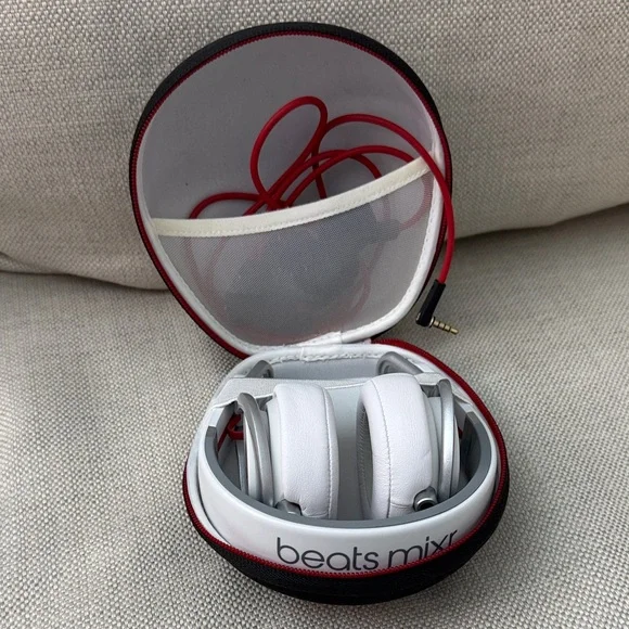 Beats mixr headphones with case - Picture 5 of 5